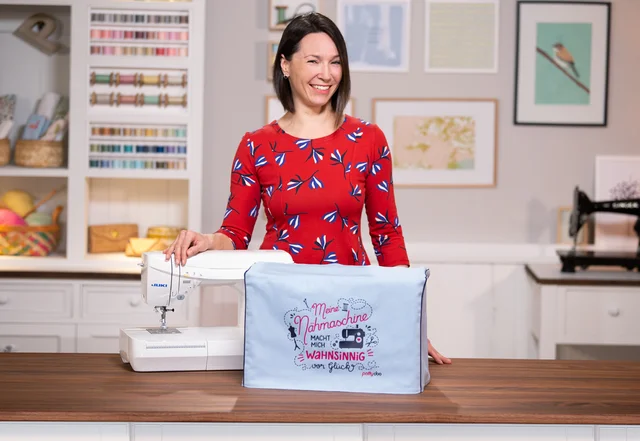 Nähanleitung mit gratis Schnittmuster und Plotterdatei für eine Nähmaschinenhülle