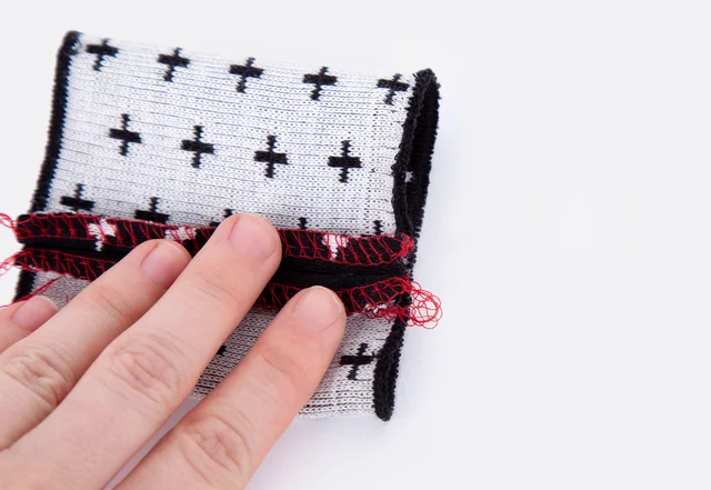 Faden um Naht legen - Fertigbündchen nähen