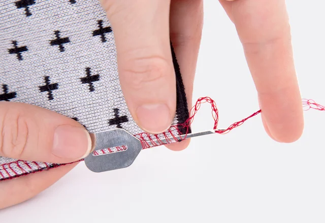 Fertigbündchen nähen, Overlockfaden aufnehmen