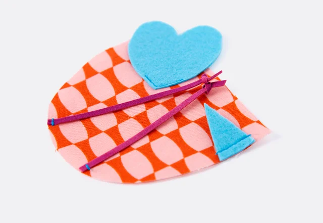 Osterküken Füße und Schnabel aufnähen