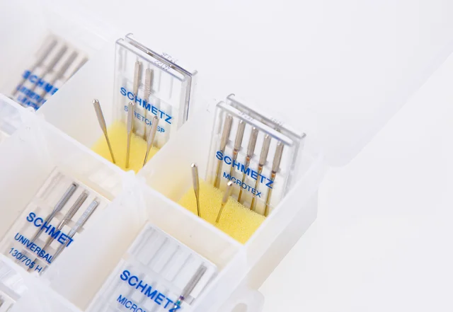 Nähmaschinennadeln in Box mit Schwamm