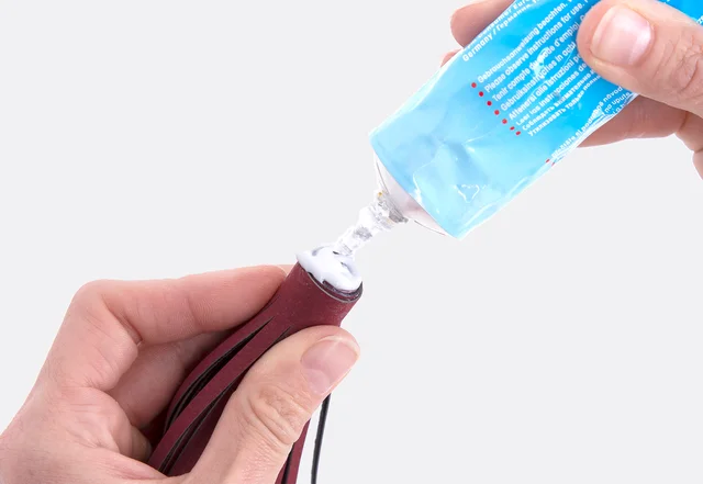 Anleitung Tassel selber machen, Kleber auftragen