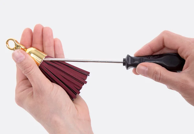 Tassel selber fertigen: Stoff hineinschieben Tassel selber fertigen: Stoff hineinschieben