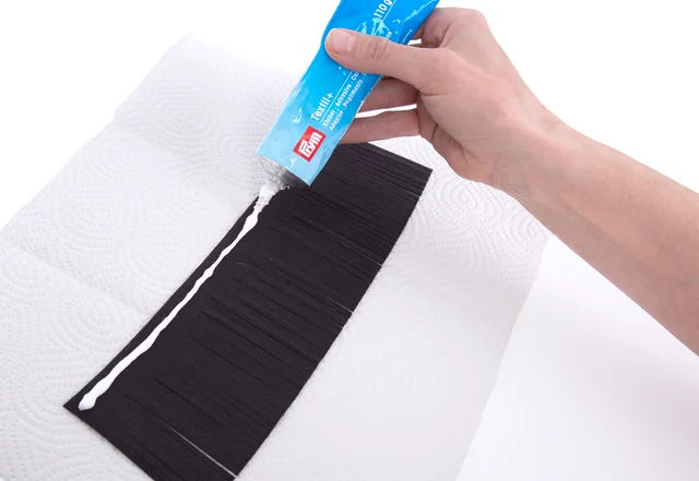 Quaste selber machen: Kleber auftragen