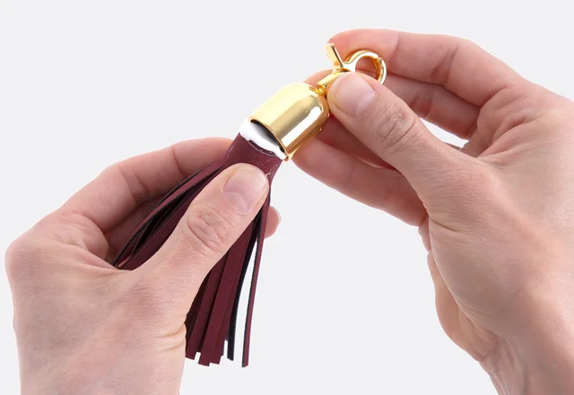 Tassel selber machen: Metalkappe überstülpen Tassel selber machen: Metalkappe überstülpen