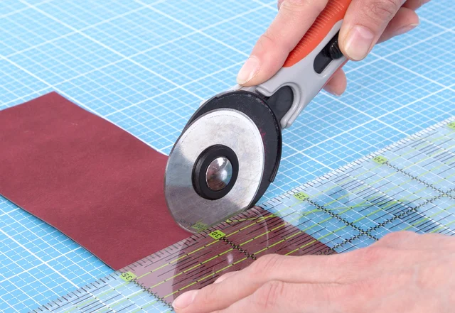 Anleitung Tassel selber machen Fransen schneiden Rollschneider