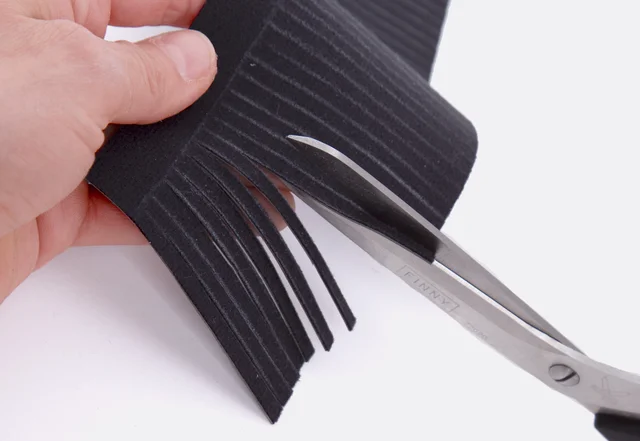 Tassel selber fertigen: Stoff mit Schere zuschneiden