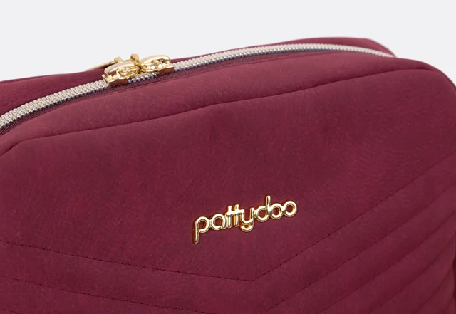 Schnittmuster Handtasche pattydoo Logo Gold rotes Wildleder Schnittmuster Handtasche pattydoo Logo Gold rotes Wildleder