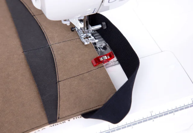 Reise-Etui Verschluss Gummiband: Gummi unter der Nähmaschine positionieren