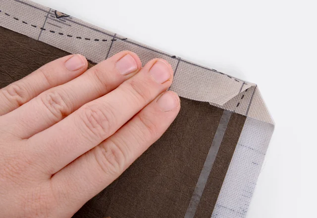 Reise-Etui mit Stoff einfassen: Stoff um Kante legen