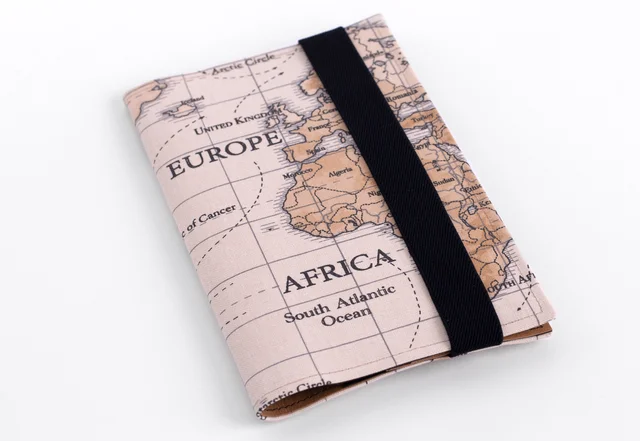 Reiseetui mit Stoff überzogen und Gummibandverschluss