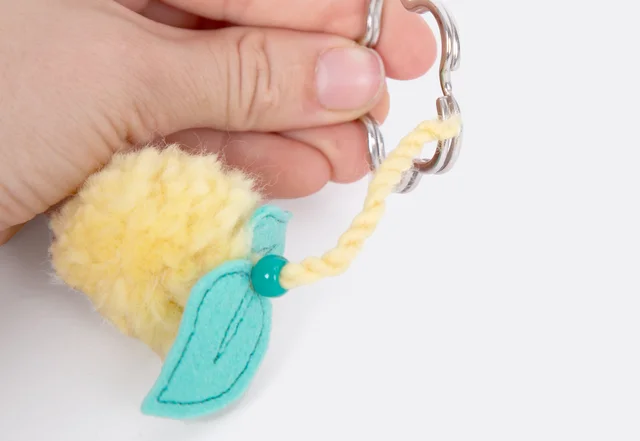 Pompoms selber machen Schlüsselanhänger