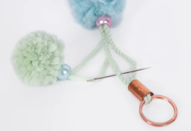 Pompoms selber machen Schlüsselanhänger