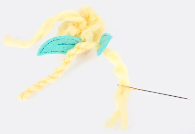 Pompom selber machen und an Band befestigen