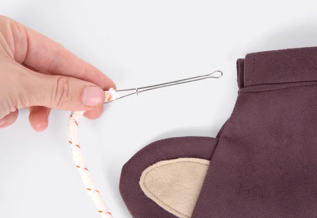 Kinderrucksack selber nähen Kordel in Tunnelzug einfädeln