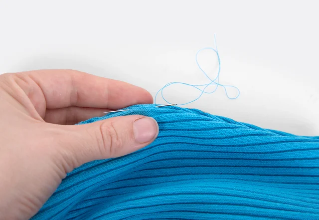 Hipster Beanie nähen: Wendeöffnung mit Leiterstich schließen