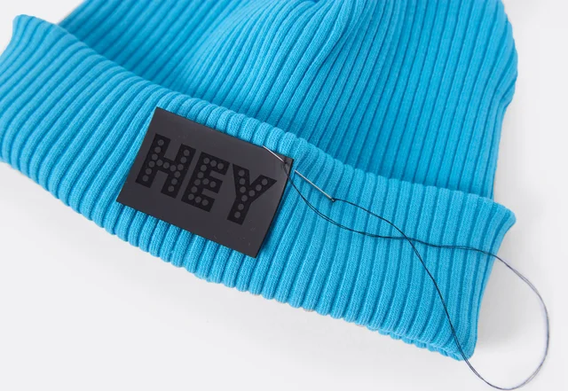 Hipster Beanie nähen: Kunstleder Label aufnähen Hipster Beanie nähen: Kunstleder Label aufnähen