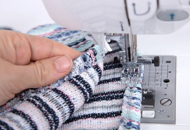 Ränder umnähen - Poncho selber nähen