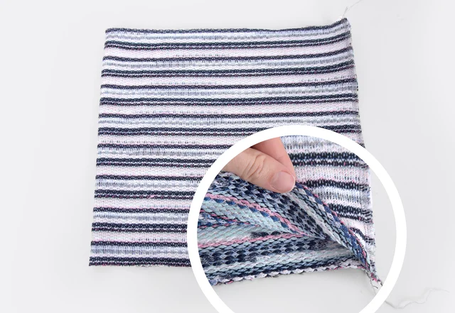 Rollkragen Stoffstück aneinander nähen - Poncho selber nähen