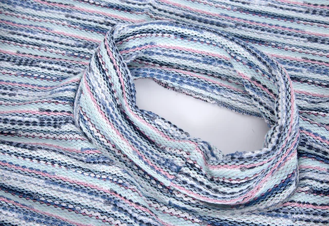 Rollkragen Stoffstück annähen - Poncho selber nähen