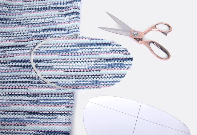 Poncho selber nähen - Ausschnitt ausschneiden