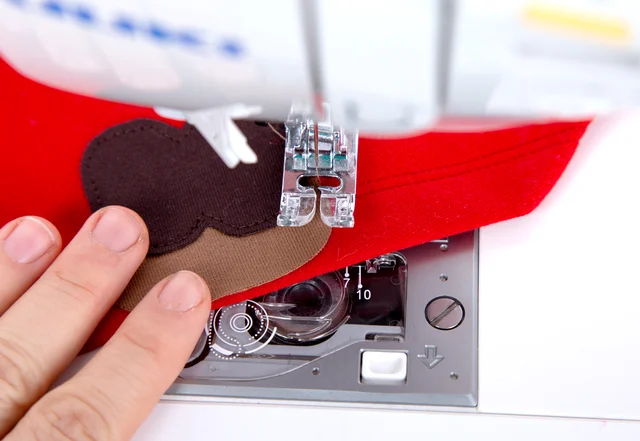 Applikation für Weihnachtspulli selber machen Freebie - Bein aufnähen