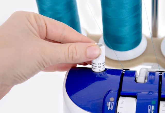 Strickstoff an Overlock - Füßchendruck Strickstoff an Overlock - Füßchendruck