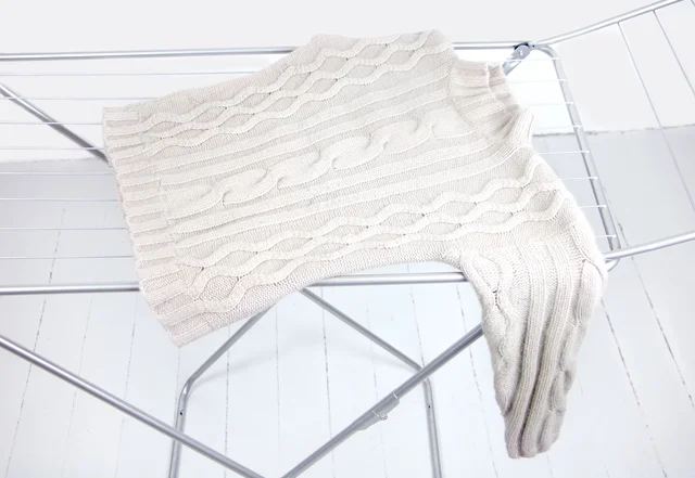 Strickpulli im Liegen trocknen - Strick Tipps und Tricks