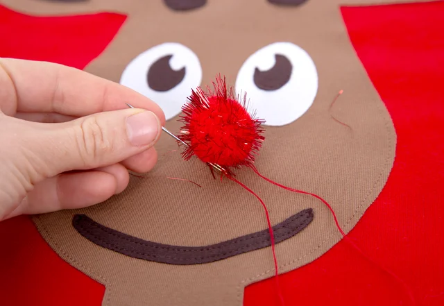 Rentier Applikation Weihnachtspulli Nase aufnähen