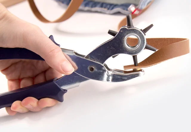 Upcycling Utensilo - Loch in Träger stanzen