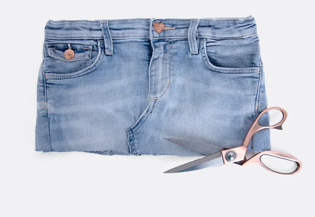 Jeans-Upcycling Utensilo Beine abschneiden