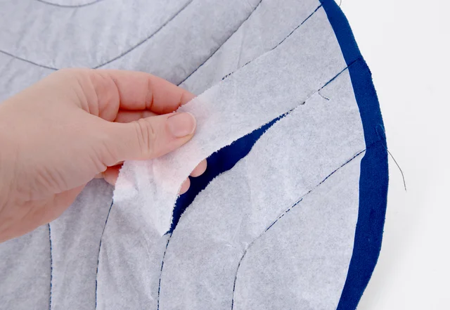 Anleitung Kissen Steppmotiv Seidenpapier entfernen