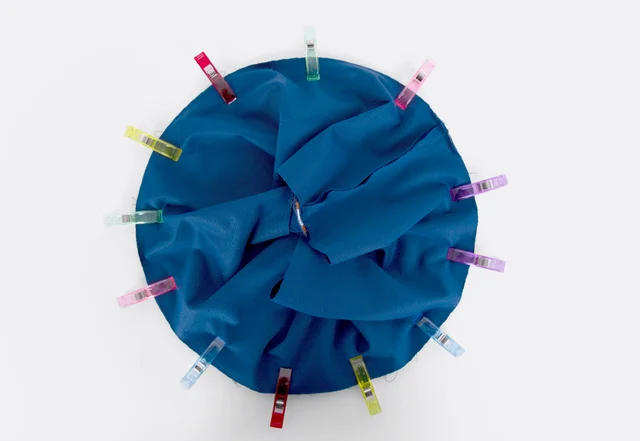 Kissen rund nähen Stoffklammern stecken