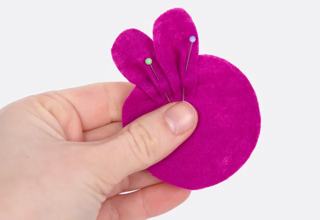 einfache Filzblume selber machen, Blütenblätter feststecken