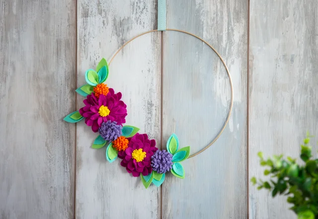 Filzblumenkranz selber basteln - hübsche Deko