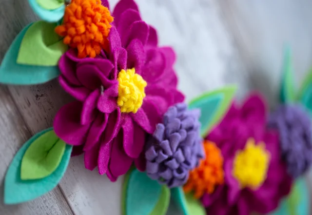 Filzblumenkranz selber basteln - hübsche Deko