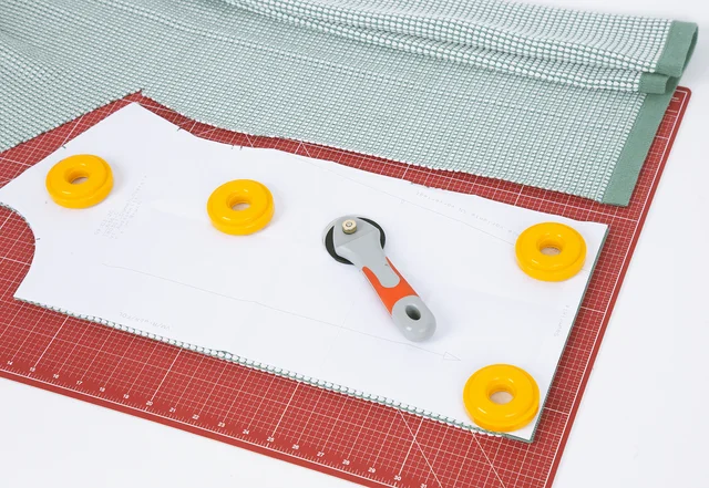 Strickstoff für Pollover mit Rollschneider zuschneiden