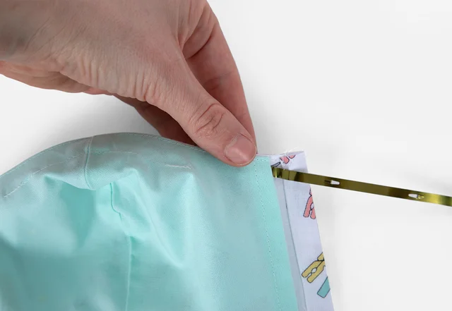 Behelfsmaske Metall Nase einführen