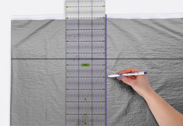 DIY-Steppstoff Nahtlinie anzeichnen mit Patchworklineal DIY-Steppstoff Nahtlinie anzeichnen mit Patchworklineal