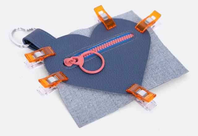 Geschenk selbernähen - Herztäschchen aus Kunstleder