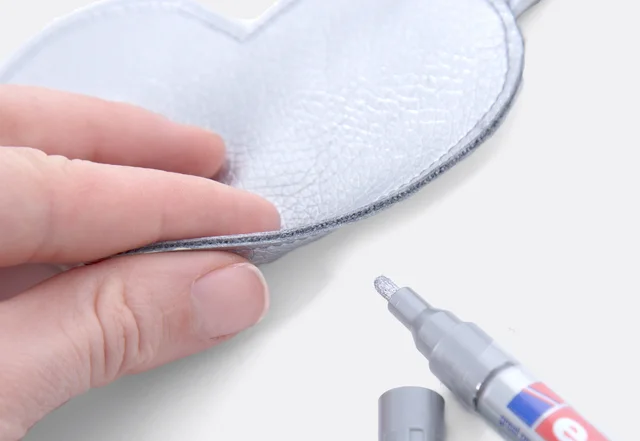 Herztäschchen nähen - Kunstlederkante mit Edding einfärben