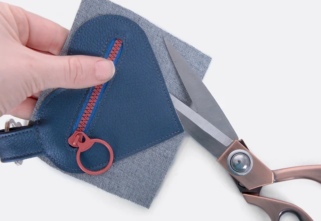 Variante mit Reißverschluss: Herz-Täschchen ausschneiden 