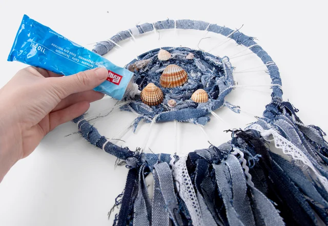 Jeans Upcycling Traumfänger - Muscheln aufkleben Jeans Upcycling Traumfänger - Muscheln aufkleben