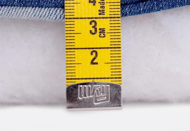 Jeans Upcycling Kissen - Höhe ausmessen