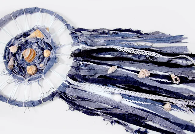 Upcycling Traumfänger Fransen und Muscheln einarbeiten Upcycling Traumfänger Fransen und Muscheln einarbeiten