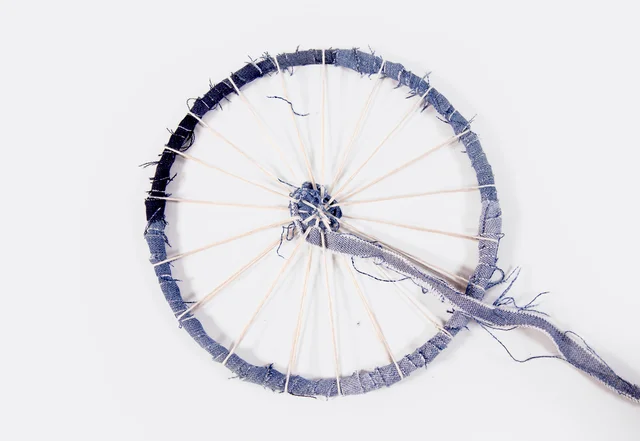 Jeans Upcycling Traumfänger - Rundweben beginnen Jeans Upcycling Traumfänger - Rundweben beginnen