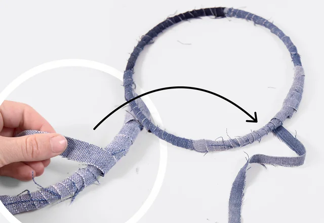 Upcycling-Traumfänger mit Stoffstreifen umwickeln 