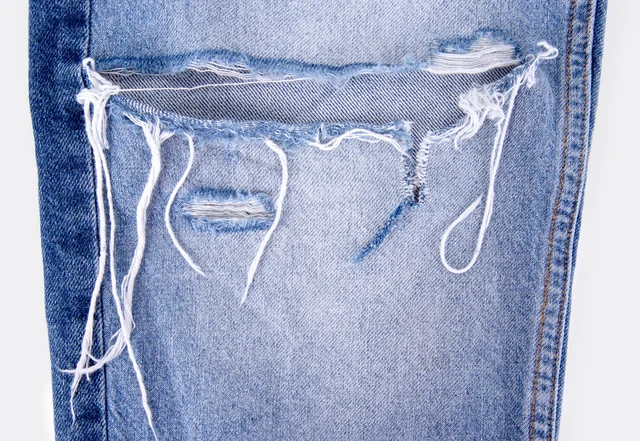 Used Look Jeans - Riss im Knie