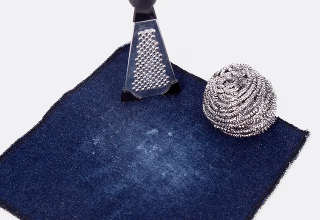 Jeans im Used Look mit Käsereibe oder Stahlschwamm