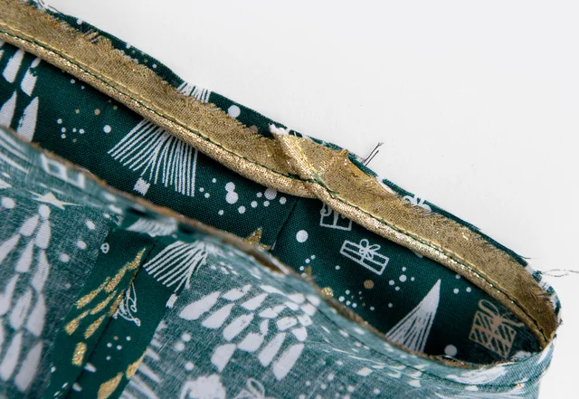 Nikolausstiefel nähen - Paspelband Enden vernähen Nikolausstiefel nähen - Paspelband Enden vernähen